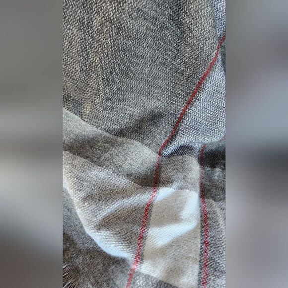 Grey with red stripe scarf - Picture 4 of 4